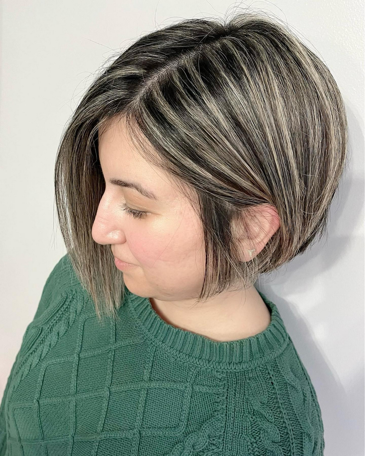 Asymmetrical Bob With Beige Blonde Highlight