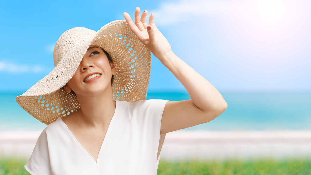 A girl with a sun hat