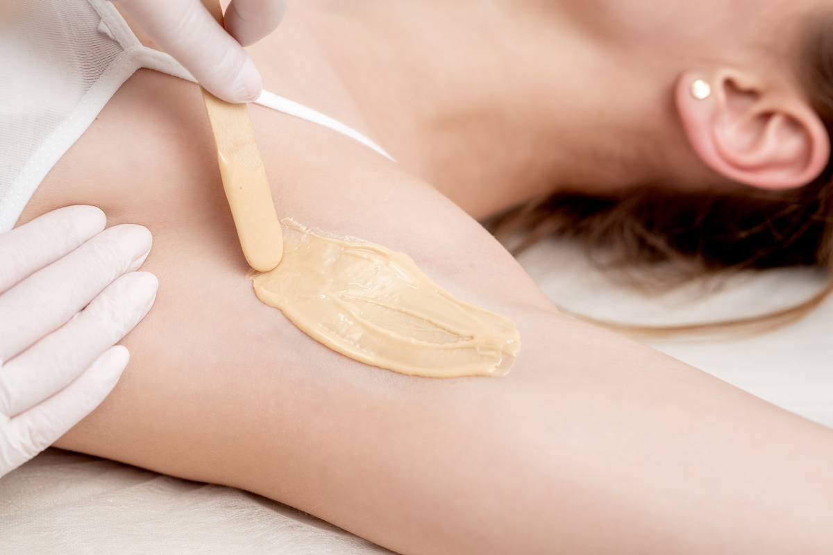 Applying wax paste on armpit