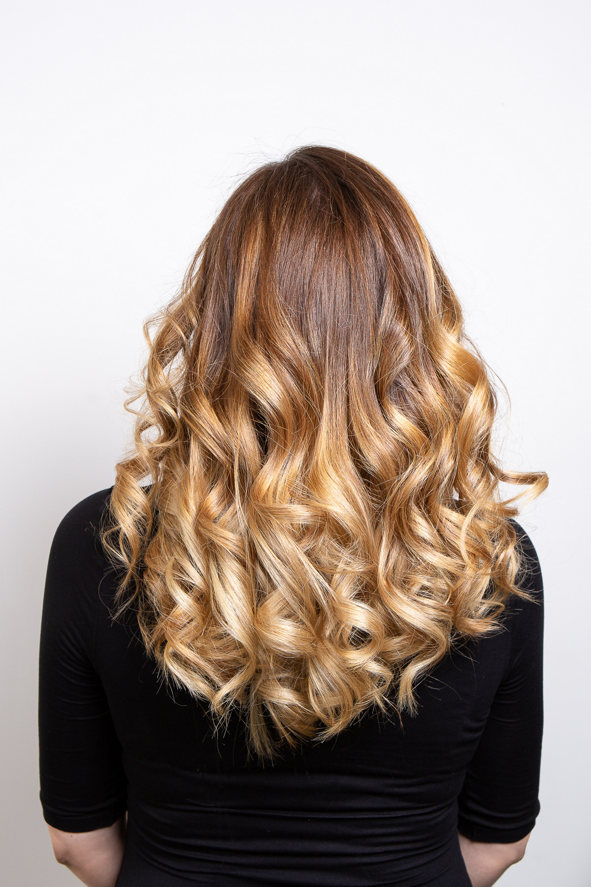 Back part of the hair of a young blond-haired woman with a balayage effect
