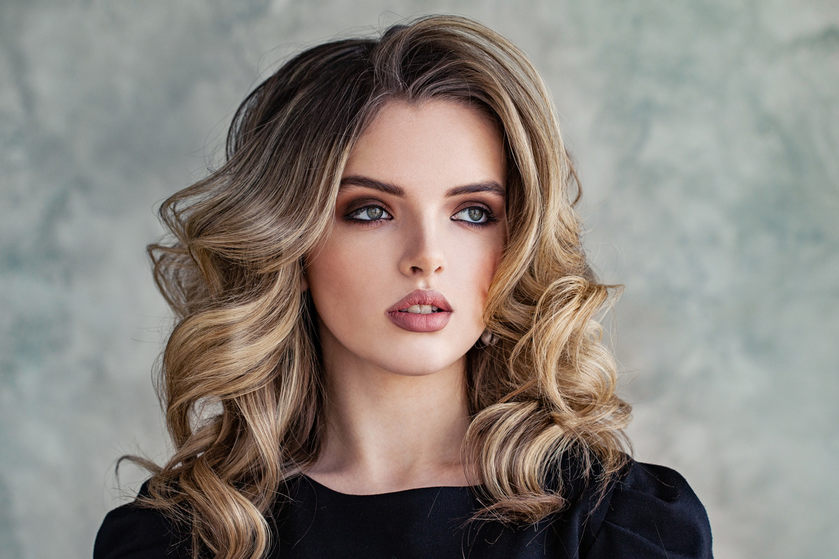 Beautiful woman with the perfect combination of Balayage and Highlight.