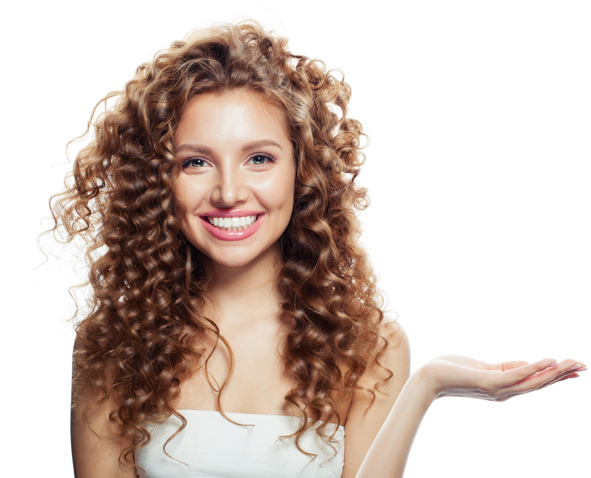 Curly hairstyle with dynamic blonde volume