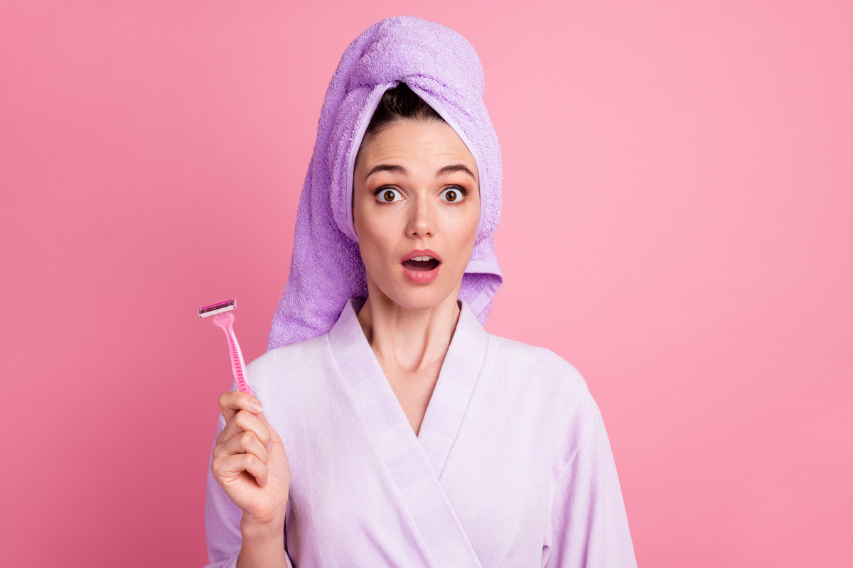 Girl’s wearing turban and holding in hand razor