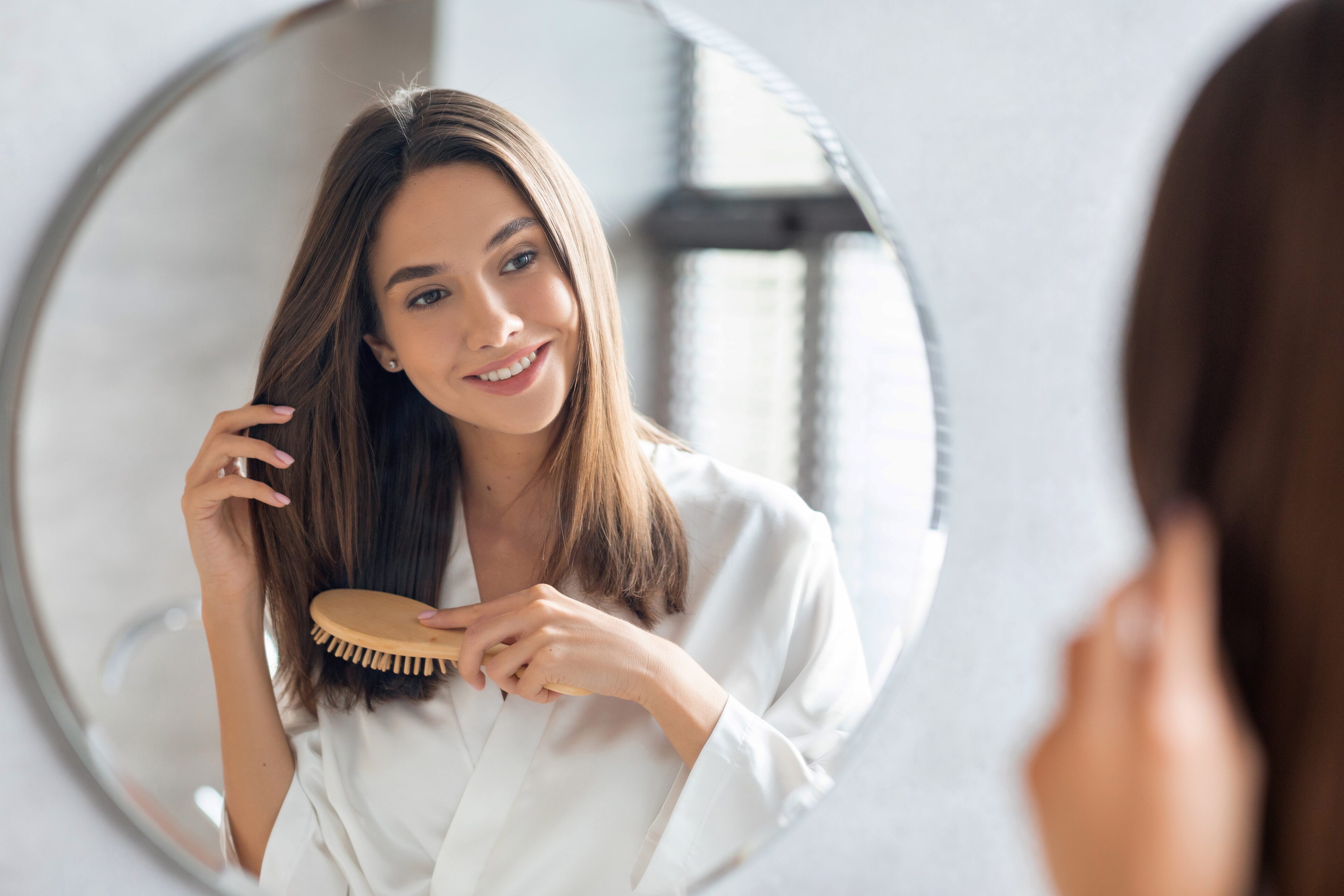 A woman brush her hair easily