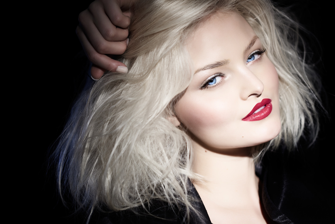 7 Stages of Lightening Dark Hair From to Blonde Hood MWR