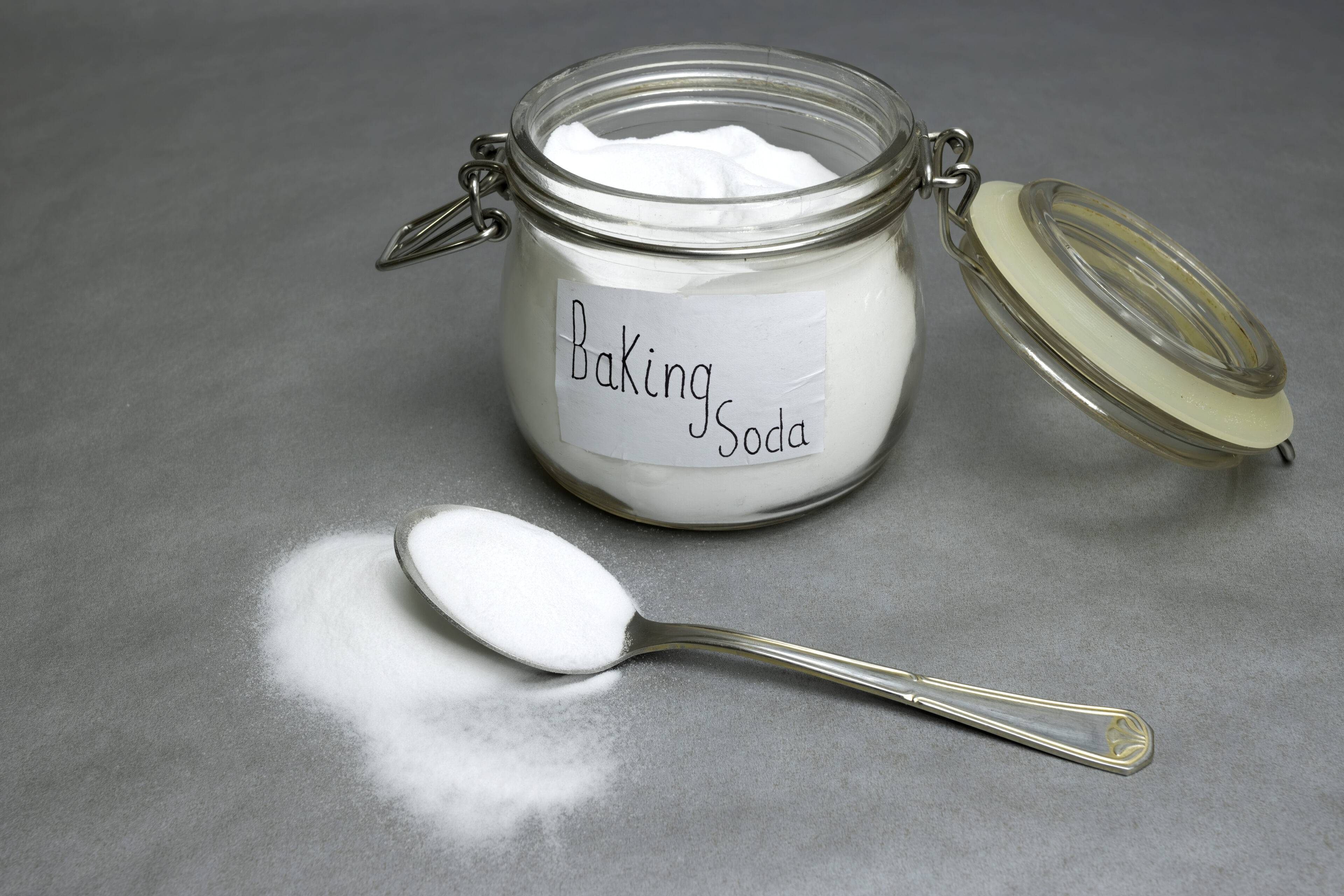 Mix baking soda with shampoo: An effective toner remover