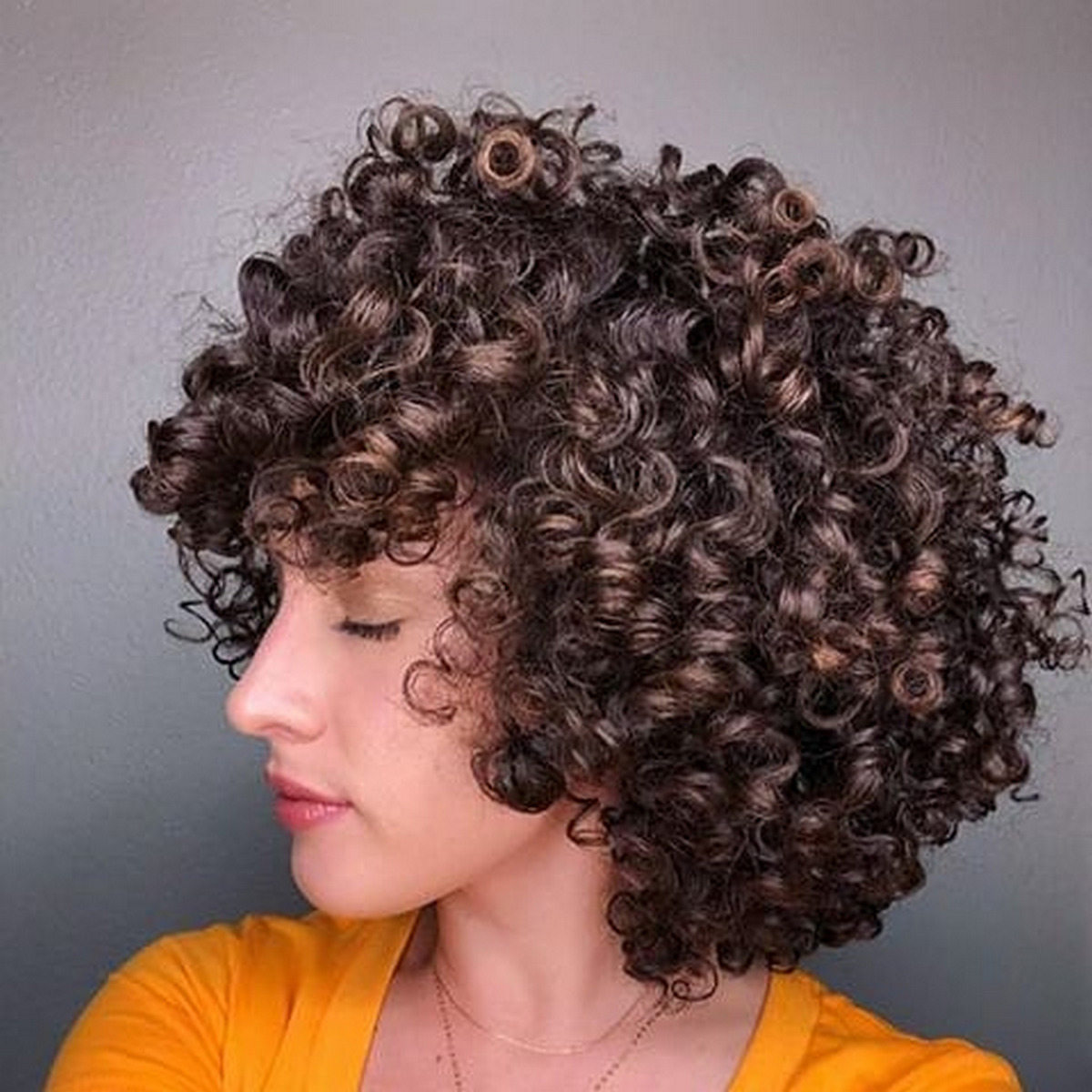Natural texture and medium-sized curls of the 3B hair bring