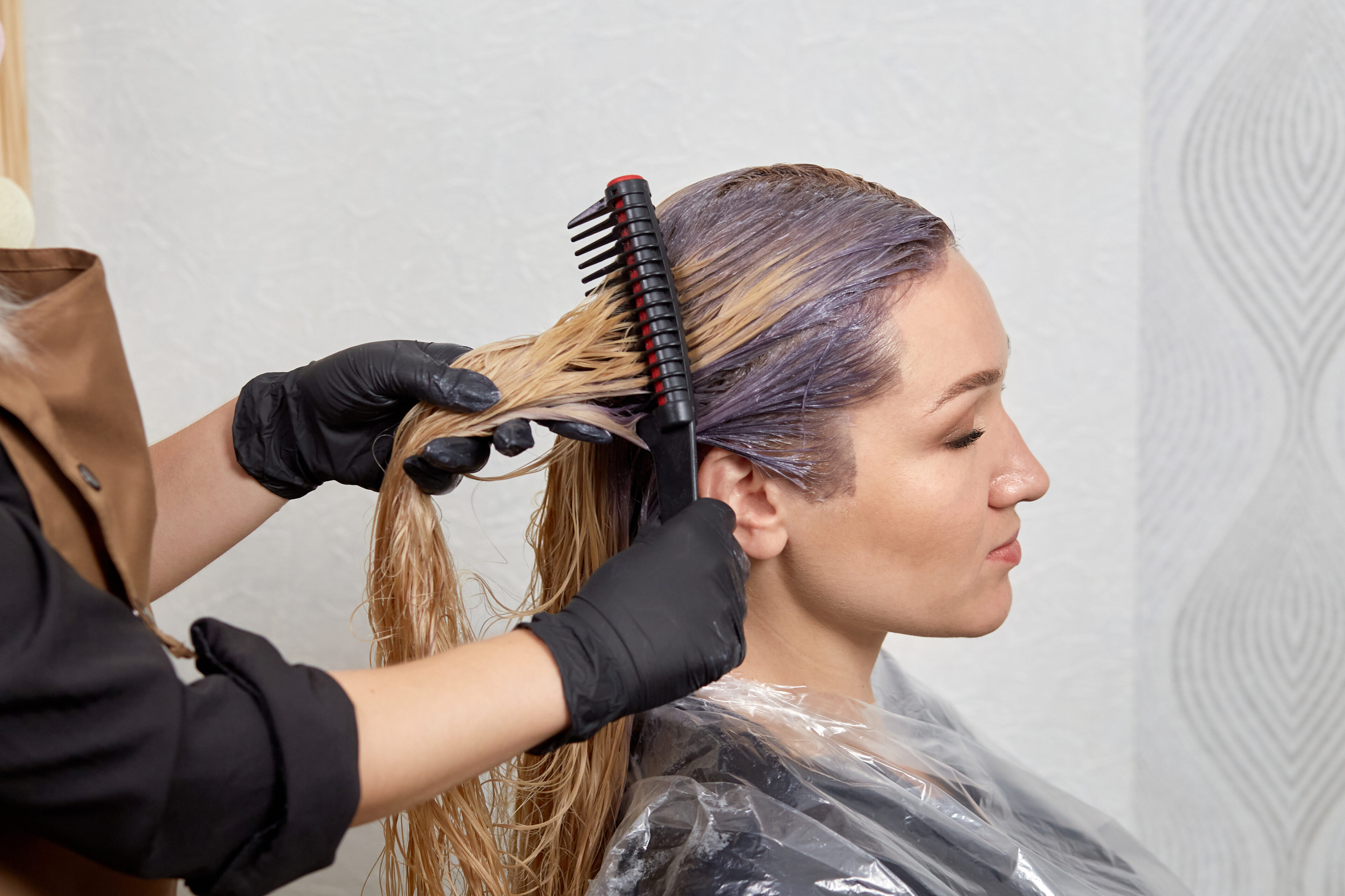 Application of the neutralizer for hair after rising out the perm solution