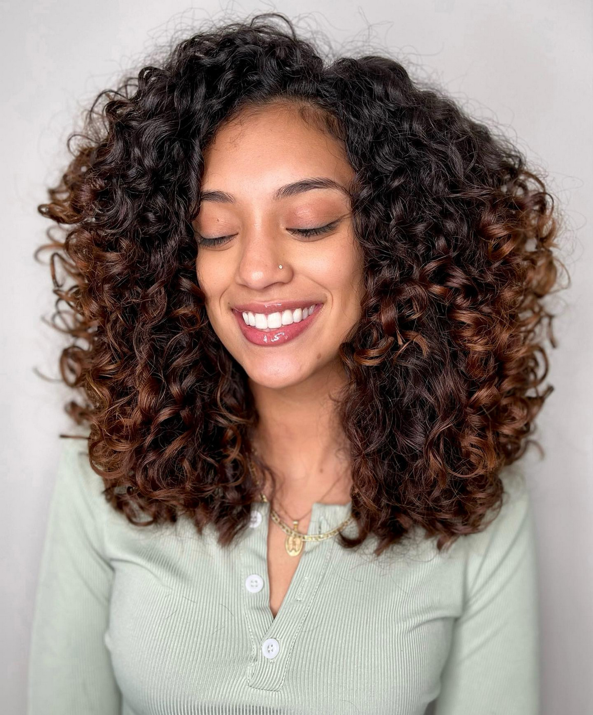 Oblong face with voluminous curls