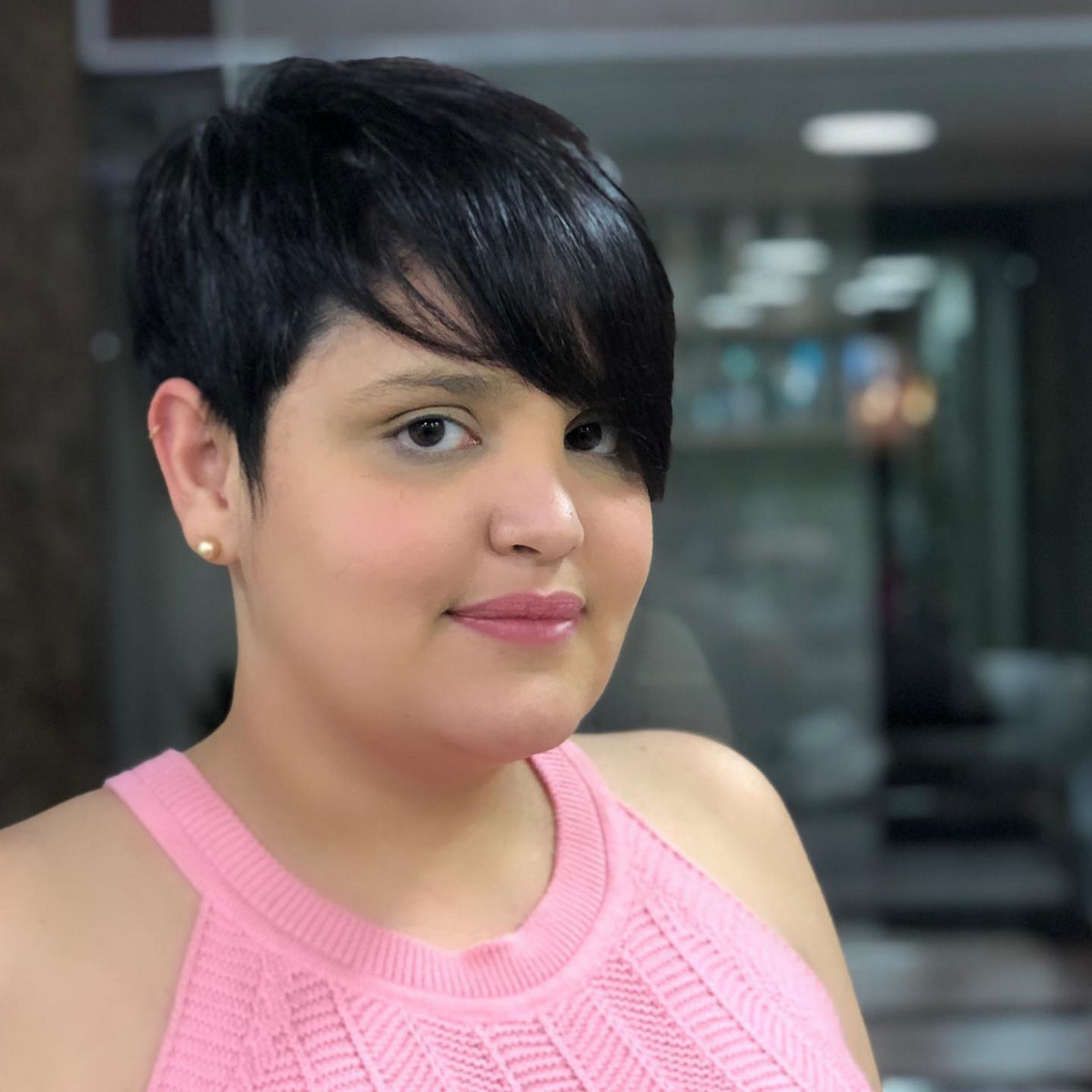 Pixie cut hairstyle for round face