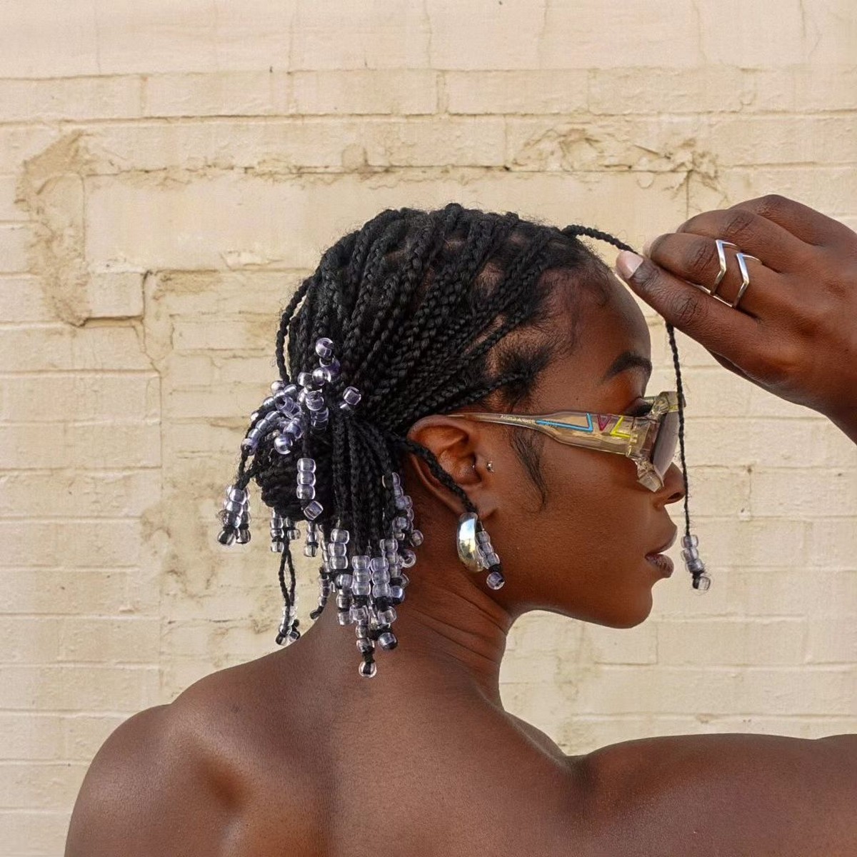 How To Put Beads In Your Hair At Home? The Simple & Easy Guide! Hood MWR