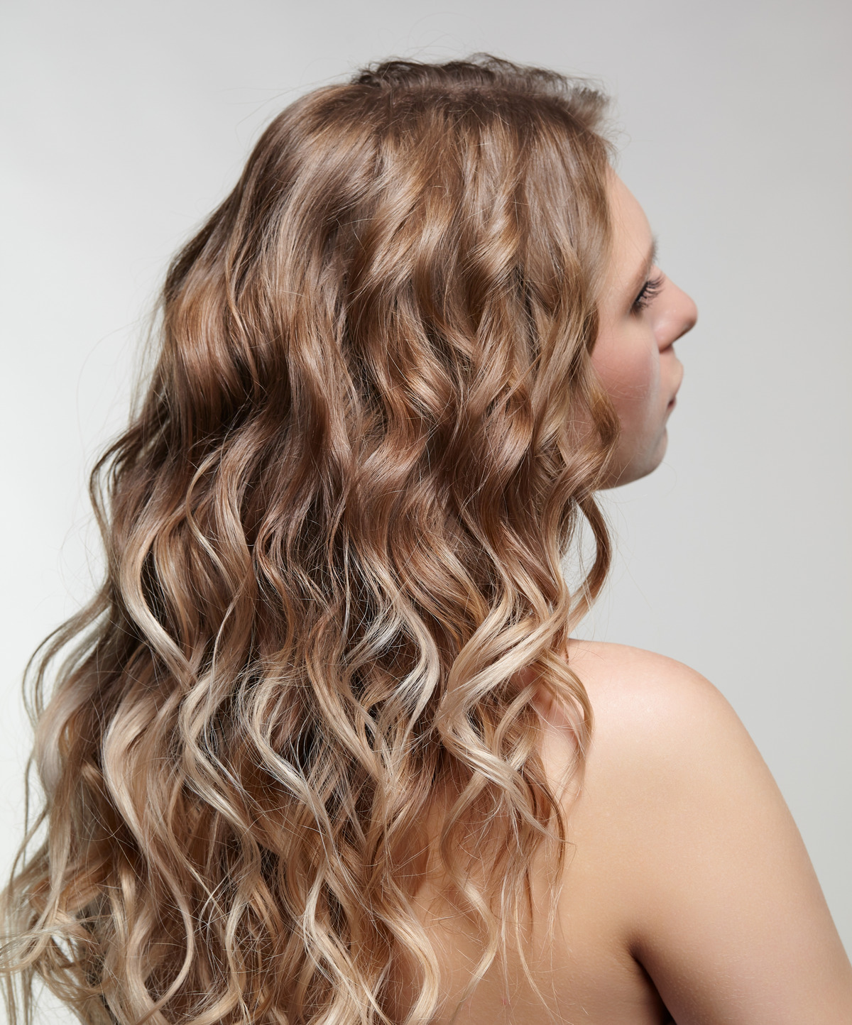 Woman from backside on gray background.