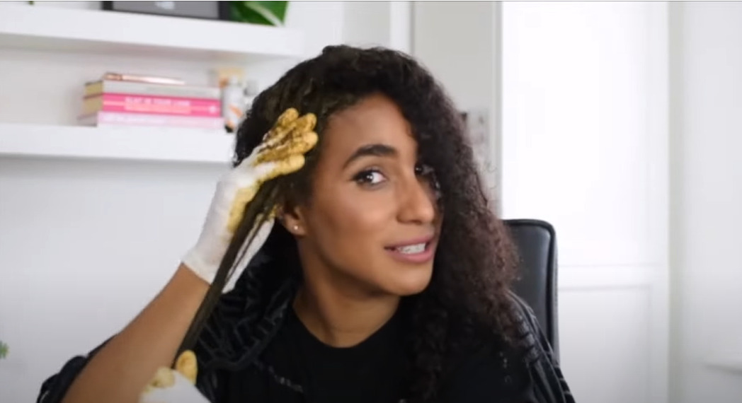 Apply the henna paste
