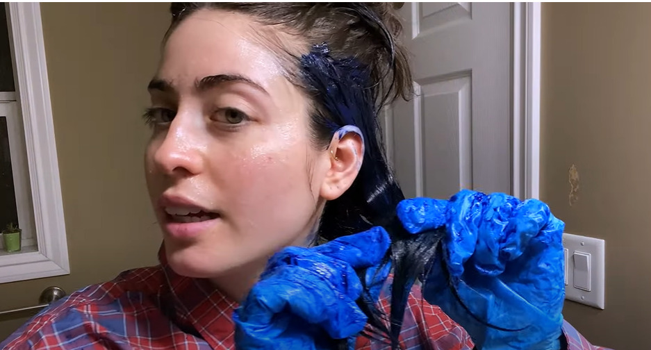 Apply the dye in the hair