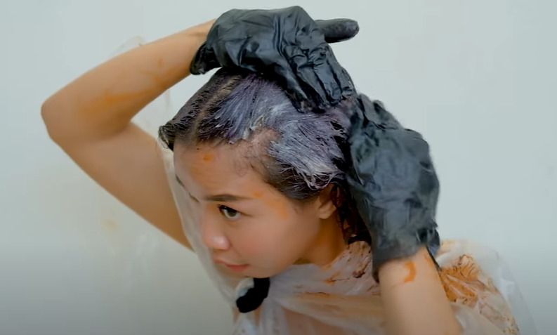 Apply the dye in your front hair and the hair root