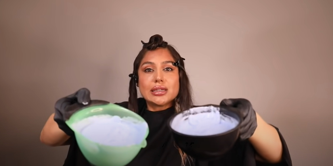 Create the hair-bleaching mixture
