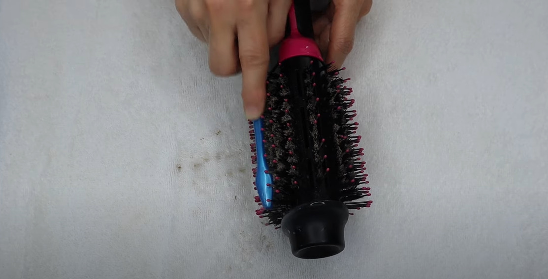 Using the cleaning brush or toothbrush