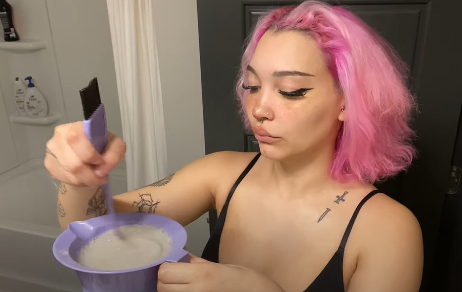 Mix the hair color remover