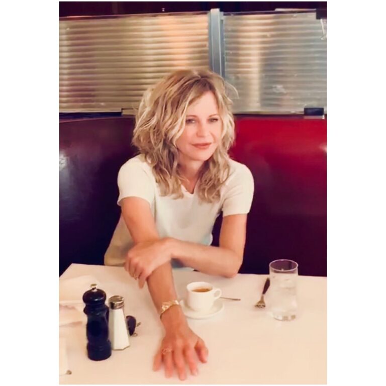 Meg Ryan's 36 Most Iconic Hairstyles Throughout Her Career - Hood MWR