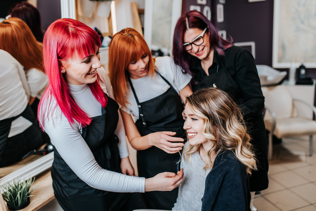 Consultation to get highlights for your hair in the salon