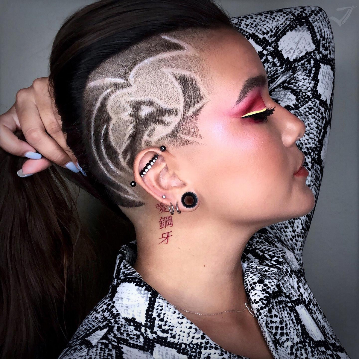 Disconnected Undercut Design On The Side