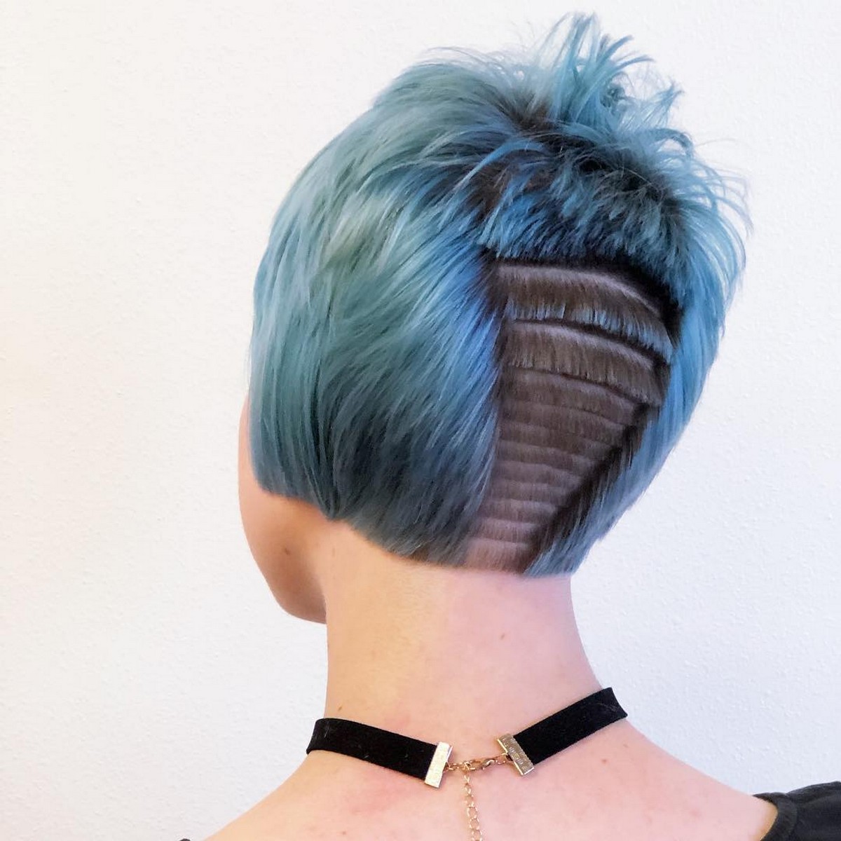 Personality girl with blue haircut lines