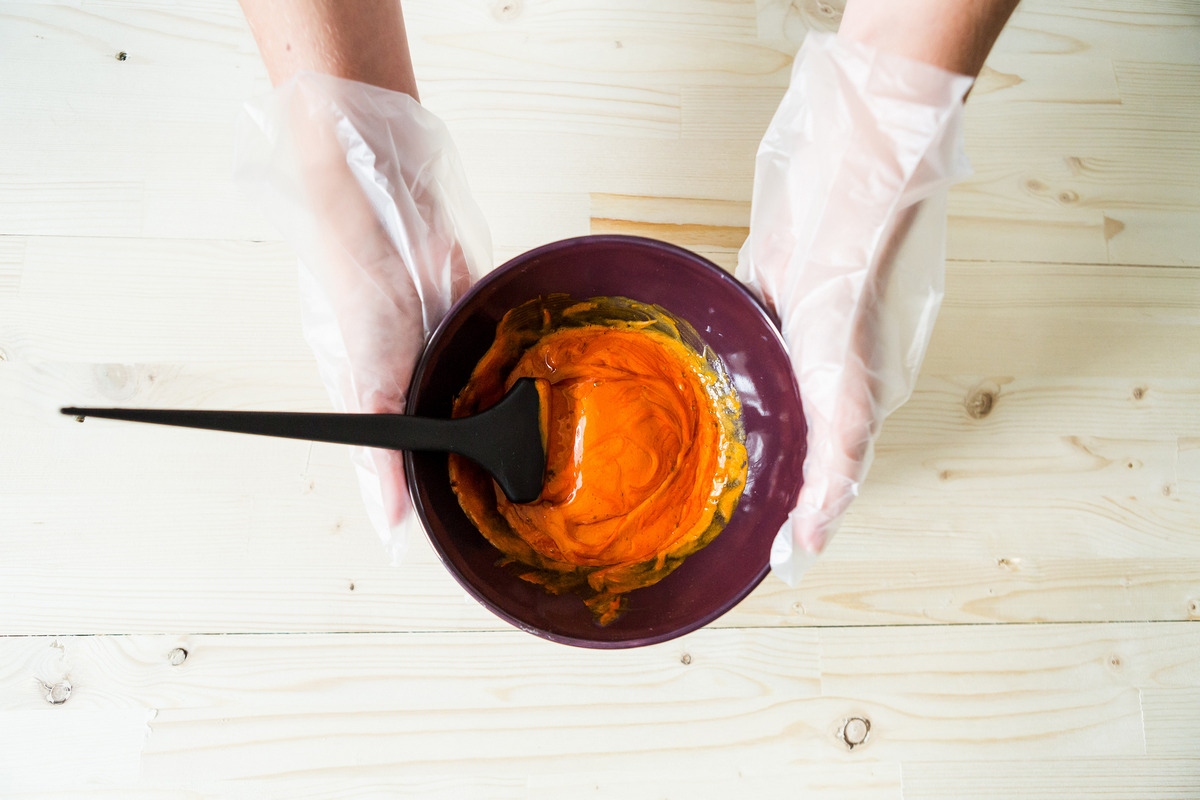 Mix the hair dye