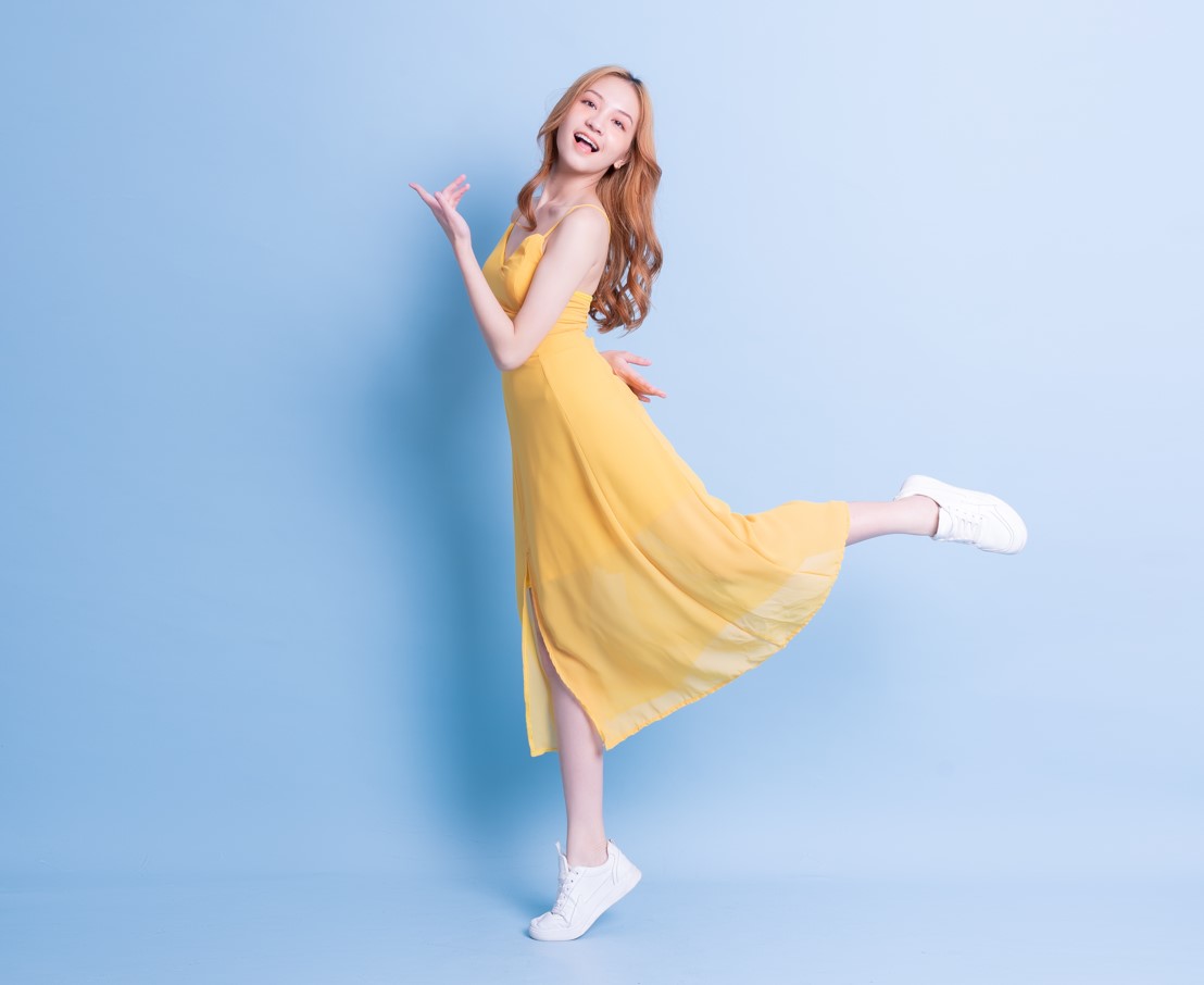 Yellow dress deals and white shoes