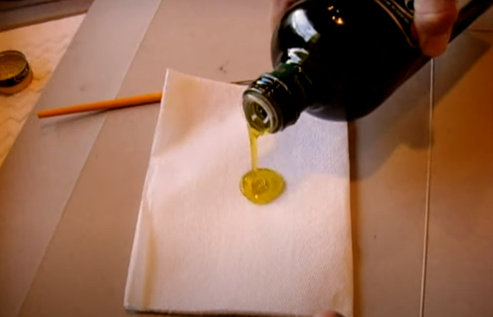 Man is using baby oil or olive oil to get paint out of hair and hand via youtube